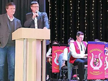 Hans-Peter Laschka, B&uuml;rgermeister der Marktgemeinde Mitwitz, und Andreas Meusel, B&uuml;rgermeister der gastgebenden Gemeinde F&ouml;ritztal (Kreis Sonneberg), bei der Er&ouml;ffnung der 30-Jahr-Feier Foto: B&uuml;rger