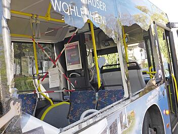 Die Flanke des Busses war nach der Kollision stark besch&auml;digt.  Foto: Polizei
