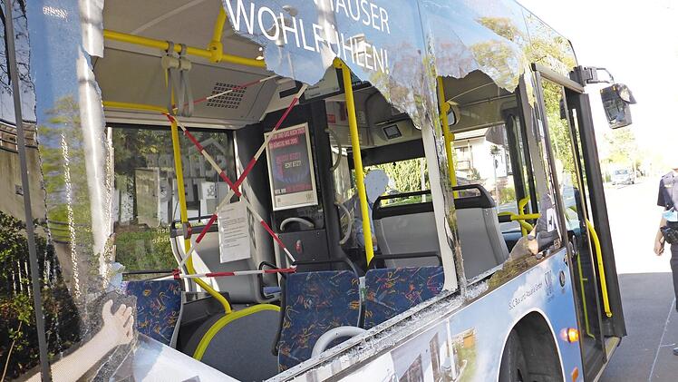 Die Flanke des Busses war nach der Kollision stark besch&auml;digt.  Foto: Polizei