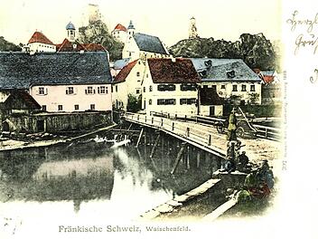 Die Postkarte von 1899 zeigt die alte hölzerne Brücke, die dem Hochwasser 1901 zum Opfer gefallen ist.  Repro: Reinhard Löwisch
