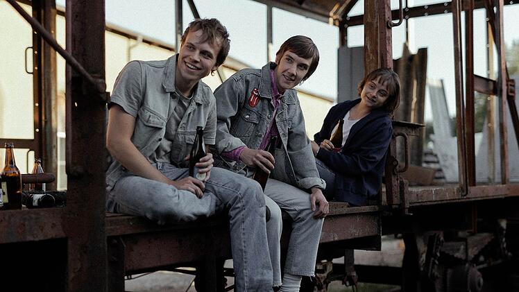 Andreas (Willi Geitmann, links), Jens (Jannis Veihelmann) und Hanna (Lena Urzendowsky) sind gute Freunde geworden.