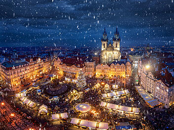 Weihnachtsmarkt in der Altstadt von Prag, Tschechien