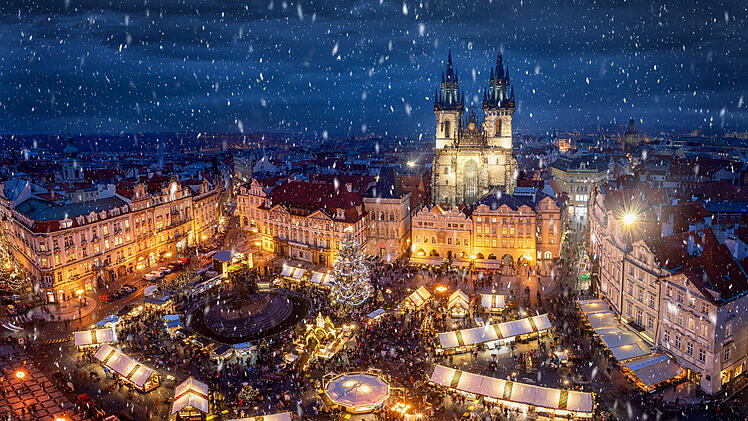 Weihnachtsmarkt in der Altstadt von Prag, Tschechien