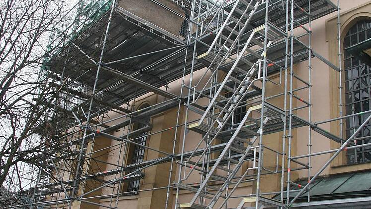 Das Gerüst auf der Rückseite der Päpstlichen Basilika Marienweiher wird noch einige Wochenstehen bleiben müssen.
