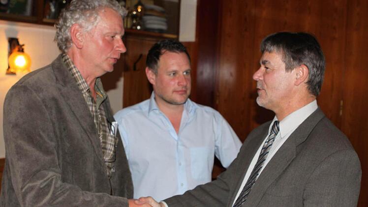 Zweiter Bürgermeister Bruno Beierlorzer (links) gratulierte Gerhard Wunder zur erneuten Nominierung. Mit im Bild Ortsvorsitzender Frank Hauck (Mitte). Foto: Michael Wunder