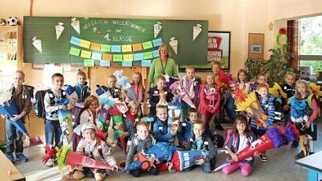 Unnersdorf — Entspannte und freudige Gesichter gab es gestern allenthalben in der Grundschule, als Rektor Roland Christeiner die Neulinge mit ihren Eltern willkommen hieß. Helga Blumenröther, Klassleiterin der 1a, hatte alles vorbereitet. Foto: Franz Böhmer