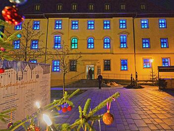 Das Burgebracher Bürgerhaus wird zum riesigen Burgebracher Weihnachtskalender. Jeden Abend wird ein Fenster geöffnet. Foto: Ronald Rinklef