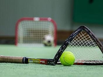 In etlichen Hallen wurden die Tenniscourts von Fußballfeldern verdrängt. Foto: René Ruprecht