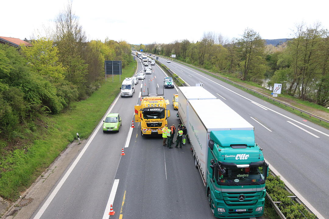 Lkw-Anhänger löst sich auf A73 bei Forchheim