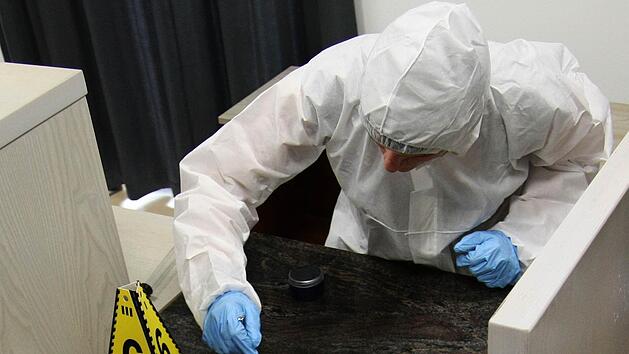 e Spurensicherung der Polizei arbeitet an Schaupl&auml;tzen von Verbrechen mit gr&ouml;&szlig;ter Akribie - vor allem, um keine der wertvollen DNA-Spuren zu verwischen. Fehler sind selten. Foto: Freistaat Th&uuml;ringen