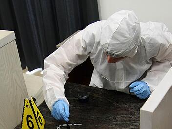 e Spurensicherung der Polizei arbeitet an Schauplätzen von Verbrechen mit größter Akribie - vor allem, um keine der wertvollen DNA-Spuren zu verwischen. Fehler sind selten. Foto: Freistaat Thüringen