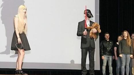 Die MGF-Theatergruppe "Eigen-Sinn" bei der Probe ihrer aktualisierten Fassung von Kleists Drama "Die Familie Schroffenstein", die am Freitag in der Stammbergerhalle aufgef&uuml;hrt wird. Foto: Klaus Klaschka