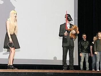 Die MGF-Theatergruppe "Eigen-Sinn" bei der Probe ihrer aktualisierten Fassung von Kleists Drama "Die Familie Schroffenstein", die am Freitag in der Stammbergerhalle aufgeführt wird. Foto: Klaus Klaschka