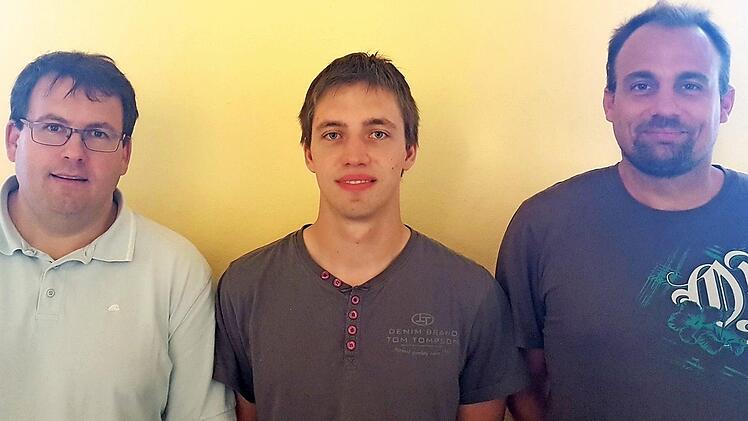 Trainer Marco Landgraf (von links) hat seinen Vertrag beim FC Frickendorf verlängert, Torschützenkönig ist Daniel Schönmann und Michael Neder der Trainingsfleißigste. Foto: Wolfgang Dietz