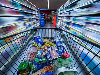 Ein Einkaufswagen in einem Supermarkt.  Symbolfoto: Jens Büttner/dpa