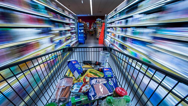 Ein Einkaufswagen in einem Supermarkt.  Symbolfoto: Jens Büttner/dpa