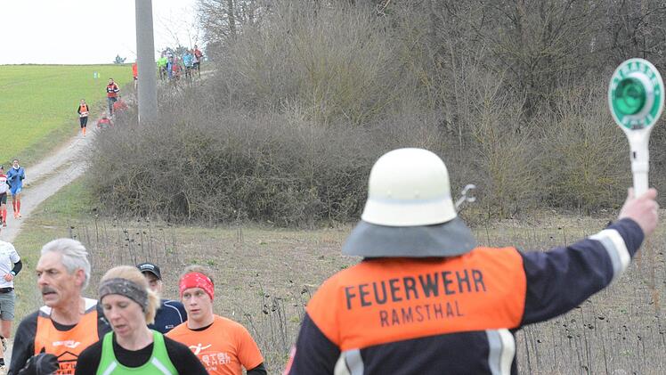 Beim Saaletal-Marathon kümmern sich etwa 60 Feuerwehrleute um die Sicherheit der Läufer und Verkehrsteilnehmer.ssp