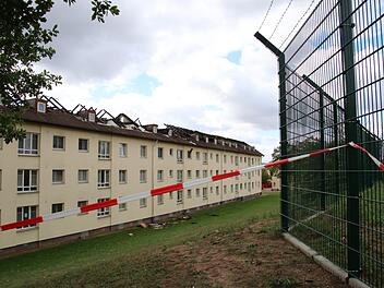 Das durch den Brand beschädigte Gebäude bleibt gesperrt. Foto: Sebastian Schanz