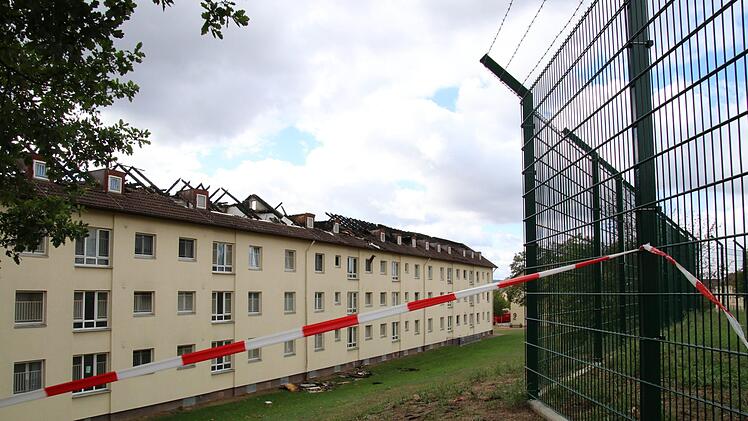 Das durch den Brand beschädigte Gebäude bleibt gesperrt. Foto: Sebastian Schanz