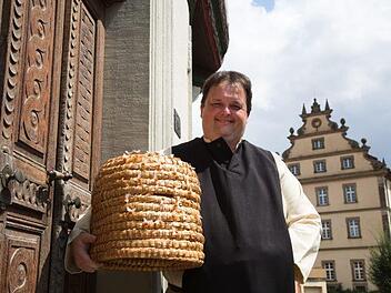 Neu im Reigen der M&uuml;nnerst&auml;dter Heimatspieler ist Dieter Sch&ouml;lzke. Der Vorstand der M&uuml;nnerst&auml;dter Imker tr&auml;gt nun nicht nur einen Imkerhut sondern auch die Kutte des Bildh&auml;user M&ouml;nchs. Fotos: Christine Schikora