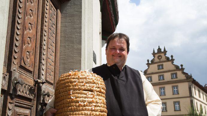Neu im Reigen der M&uuml;nnerst&auml;dter Heimatspieler ist Dieter Sch&ouml;lzke. Der Vorstand der M&uuml;nnerst&auml;dter Imker tr&auml;gt nun nicht nur einen Imkerhut sondern auch die Kutte des Bildh&auml;user M&ouml;nchs. Fotos: Christine Schikora