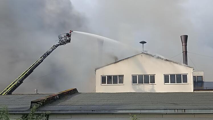 Riesiger Brand auf Firmengelände in Wunsiedel: Etwa 100 Mitarbeiter evakuiert