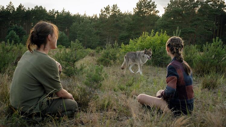 Haben keine Angst vor dem "bösen Wolf": Wildhüterin Sara (Maria Simon, links) und ihre Tochter Julia (Anna-Lena Schwing).