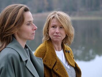 Johanna (Karin Hanczewski) besucht ihre wohlhabend verwitwete Mutter Henriette (Corinna Harfouch) in deren Designer-Elternhaus am See. &Uuml;berraschend stellt sie fest, dass die Mutter einen neuen, sehr viel j&uuml;ngeren Partner hat. Er scheint Johanna nicht ganz geheuer.