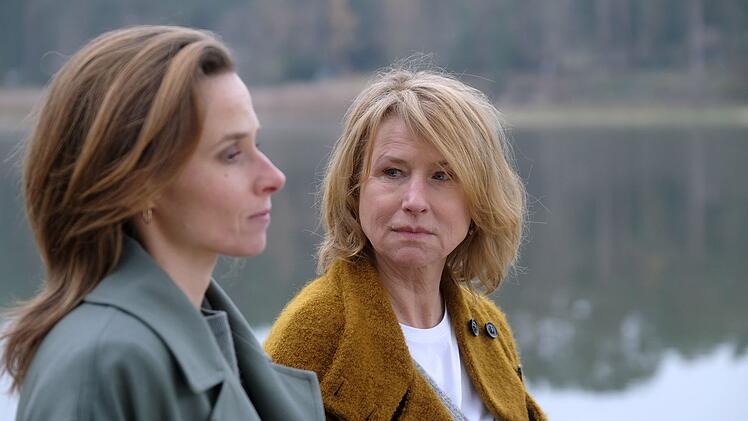 Johanna (Karin Hanczewski) besucht ihre wohlhabend verwitwete Mutter Henriette (Corinna Harfouch) in deren Designer-Elternhaus am See. &Uuml;berraschend stellt sie fest, dass die Mutter einen neuen, sehr viel j&uuml;ngeren Partner hat. Er scheint Johanna nicht ganz geheuer.