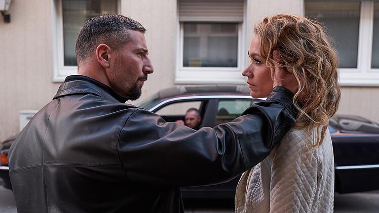 Hat er angebissen? Gangster Viktor Buslenko (Murathan Muslu) und seine neue "Geliebte" (Lisa Maria Potthoff).