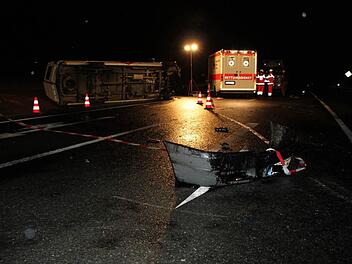 Der Fahrer des Transporters aus dem Raum Coburg erlitt so schwere Kopfverletzungen, dass er noch an der Unfallstelle starb. Fotos: Katrin Geyer