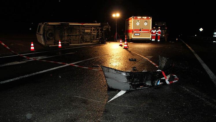 Der Fahrer des Transporters aus dem Raum Coburg erlitt so schwere Kopfverletzungen, dass er noch an der Unfallstelle starb. Fotos: Katrin Geyer