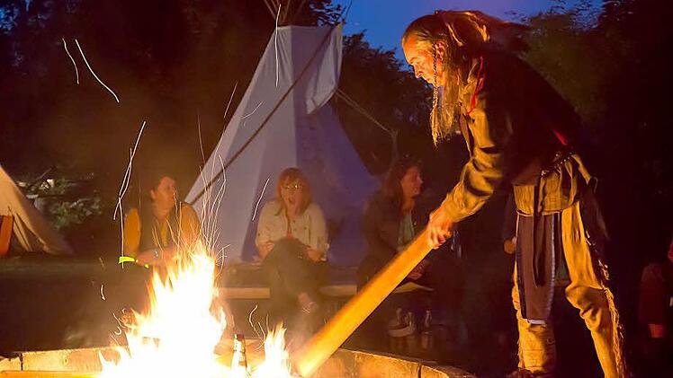 Lagerfeuer-Romantik wie im Wilden Westen: Szene von Country-Festival in Neustadt.Fotos: Albert Höchstädter