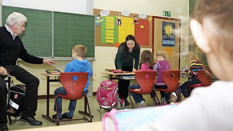 Alfred Rothaug und Birgitt Wytopil-May stellen ihre Betreuungstätigkeit für ein Foto nach. Foto: Arkadius Guzy