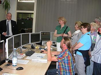 Stadtwerke-Chef Manfred Zimmer (links) erklärt den Besucherinnen des Frauenrings das "Herz der Bad Kissinger Stadtwerke", die Leitstelle im E-Werk in der Oskar-von-Miller-Straße.  Foto: Frauenring