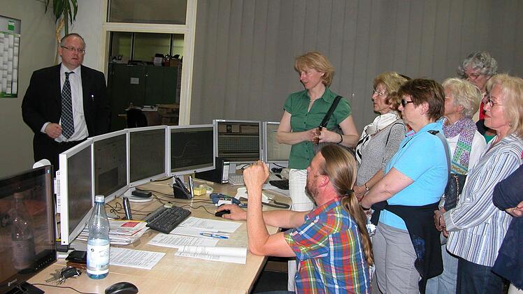 Stadtwerke-Chef Manfred Zimmer (links) erklärt den Besucherinnen des Frauenrings das "Herz der Bad Kissinger Stadtwerke", die Leitstelle im E-Werk in der Oskar-von-Miller-Straße.  Foto: Frauenring