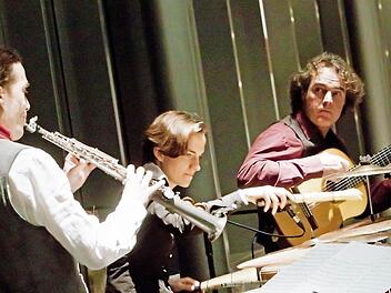 "Ensemble Nu:n": Gert Anklam (Saxofon), Nora Thiele (Perkussion) und Falk Zenker (Gitarre) eröffneten die Reihe "Jazz im Museum". Foto: Jochen Berger