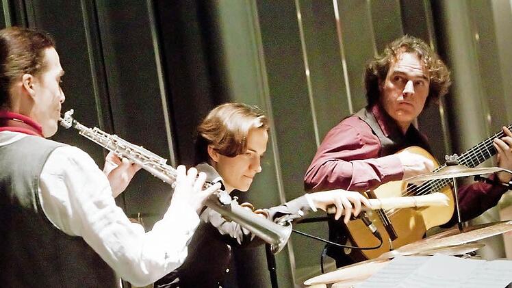 "Ensemble Nu:n": Gert Anklam (Saxofon), Nora Thiele (Perkussion) und Falk Zenker (Gitarre) eröffneten die Reihe "Jazz im Museum". Foto: Jochen Berger