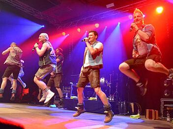 Die Jungs von "VoXXclub" begeisterten das Publikum in der Münnerstädter Mehrzweckhalle mit ihrer Musik und ihrer zünftigen Show. Fotos: Björn Hein