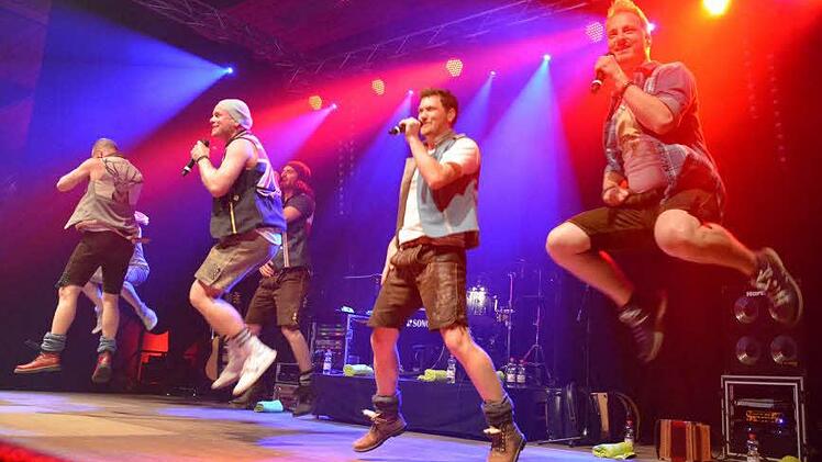 Die Jungs von "VoXXclub" begeisterten das Publikum in der Münnerstädter Mehrzweckhalle mit ihrer Musik und ihrer zünftigen Show. Fotos: Björn Hein
