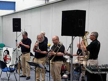 "Four and More Jazzmen" spielte mit Klaus Klier (Klarinette und Saxophon), Erich Koch (verdeckt; Banjo und Gitarre), Oswald Kress (Trompete), Michael Huber (Posaune und Gesang), Herber Schirmer (Schlagzeug) und Hilmar Stephan (Tuba) in Brückenau.  Foto: Brigitta Kempe-Wolf