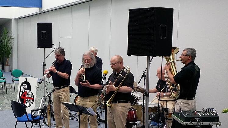 "Four and More Jazzmen" spielte mit Klaus Klier (Klarinette und Saxophon), Erich Koch (verdeckt; Banjo und Gitarre), Oswald Kress (Trompete), Michael Huber (Posaune und Gesang), Herber Schirmer (Schlagzeug) und Hilmar Stephan (Tuba) in Brückenau.  Foto: Brigitta Kempe-Wolf