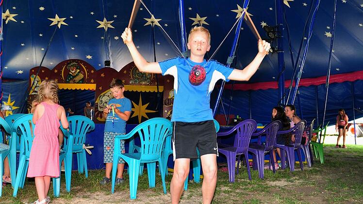 Mit dem Diabolo sind kunstvolle Tricks möglich. Im Bild Hannes Rödel aus Köslau. Foto: Ulrike Langer