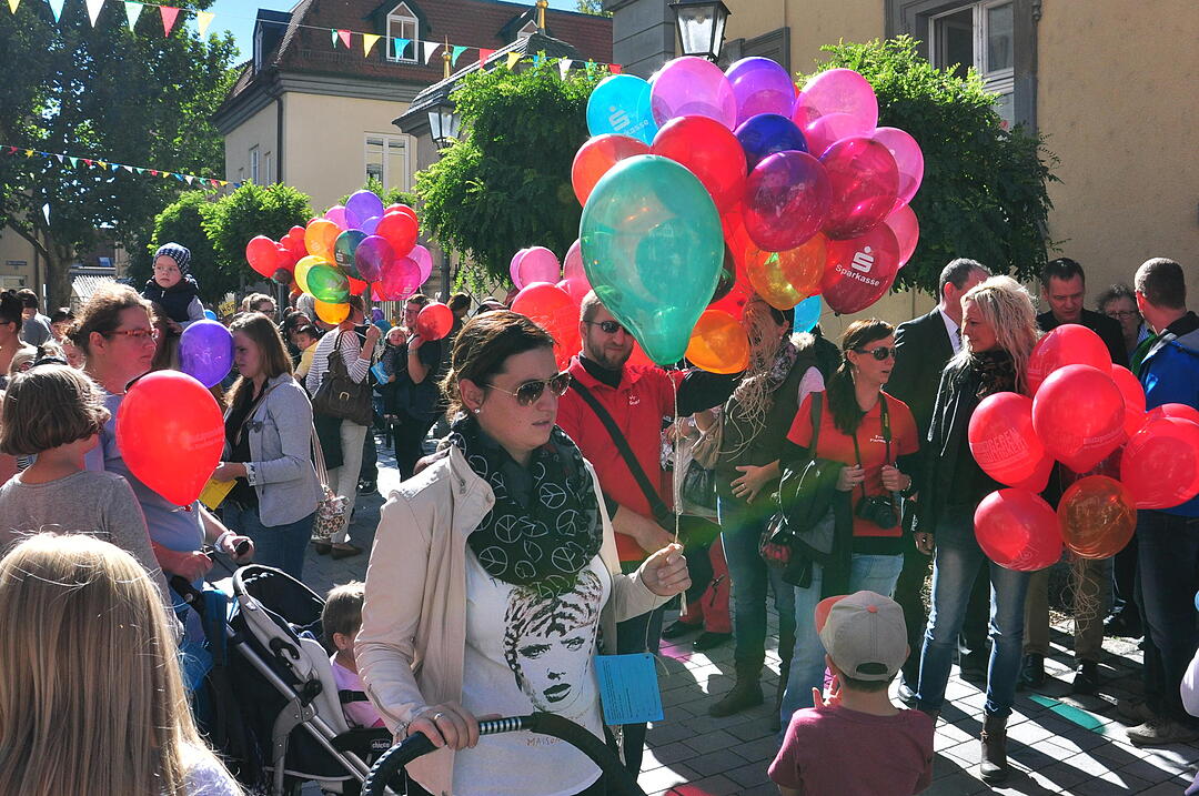 Viele Gäste strömten am Freitag nach Haßfurt, wo das 38. Haßfurter Straßenfest begann.