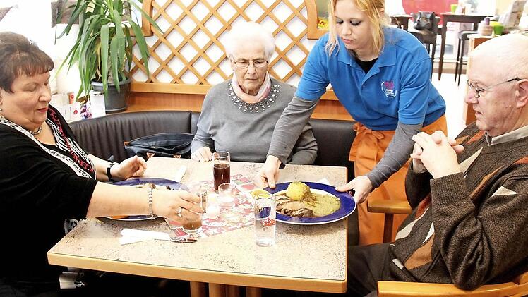 Zahlreiche Stammgäste lassen sich im Café am Marktplatz das Mittagsmenü für Senioren schmecken. Foto: Johanna Blum