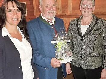 Elisabeth Finzel (r.) übernahm die Vereinsspitze - mit im Bild Zweite Vorsitzende Kerstin Weschta und der bisherige Vorsitzende Rainer Kraus.