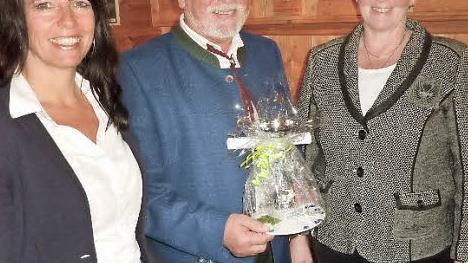 Elisabeth Finzel (r.) übernahm die Vereinsspitze - mit im Bild Zweite Vorsitzende Kerstin Weschta und der bisherige Vorsitzende Rainer Kraus.