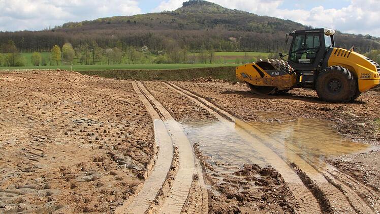 Das Areal für den rund 20 Meter breiten Dammfuß ist auf der Horsdorfer Seite schon geebnet, im Hintergrund erhebt sich der Staffelberg. Foto: Matthias Einwag