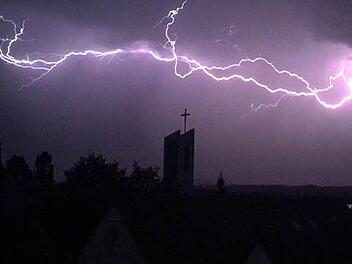 Diesen unglaublichen Blitz über der Kirche Don Bosco in Forchheim hat der Nutzer "susifiziert.93" eingefangen und in die inFrankenPix-App geladen.  Foto: susifiziert.93 via inFrankenPix