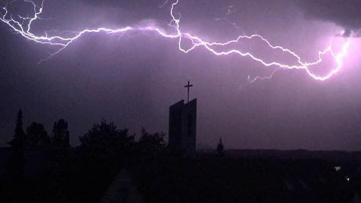 Diesen unglaublichen Blitz über der Kirche Don Bosco in Forchheim hat der Nutzer "susifiziert.93" eingefangen und in die inFrankenPix-App geladen.  Foto: susifiziert.93 via inFrankenPix